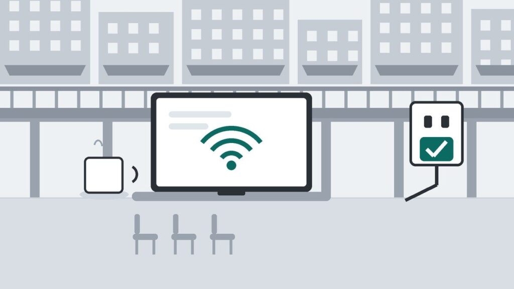 駅ビルが並ぶ街とペデストリアンデッキを背景に、机の上のノートPCにWi-Fiのマーク、チェック印の付いた壁のコンセント、コーヒーカップ、並んだ椅子を描いたイラスト