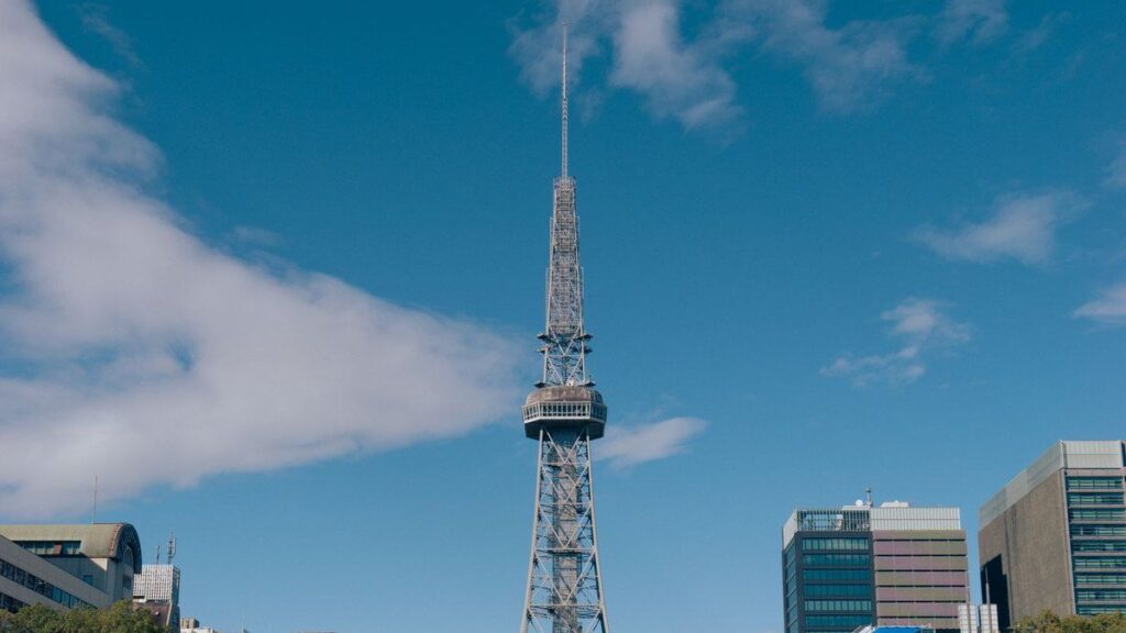 青空を背景にそびえる名古屋テレビ塔と周辺のビル