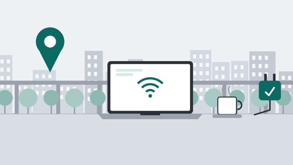 高架の線路と並木のある街並みを背景に、机の上のノートPCにWi-Fiのマーク、コーヒーカップ、チェック印の付いた電源プラグ、地図のピンを描いたイラスト